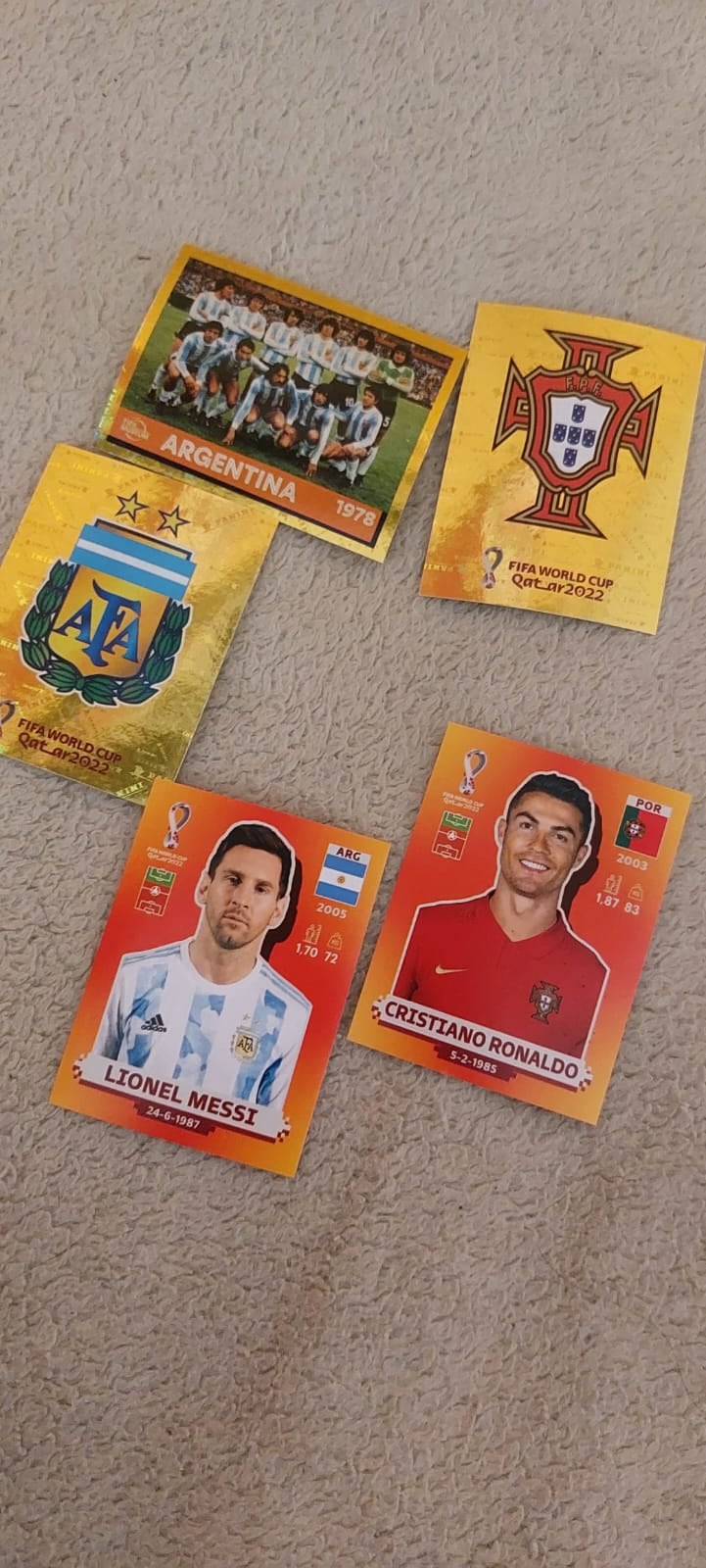 Messi y Ronaldo, las figuritas más deseadas del Mundial Qatar 2022, ya son de Maxi. Además, los escudos de Argentina y Portugal y una histórica.  / gentileza