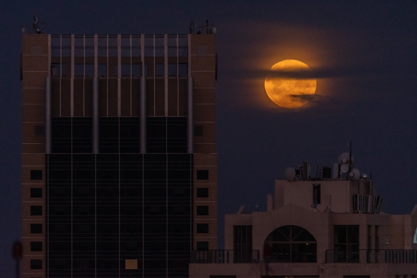 Luna llena en la ciudad Foto: Ignacio Blanco