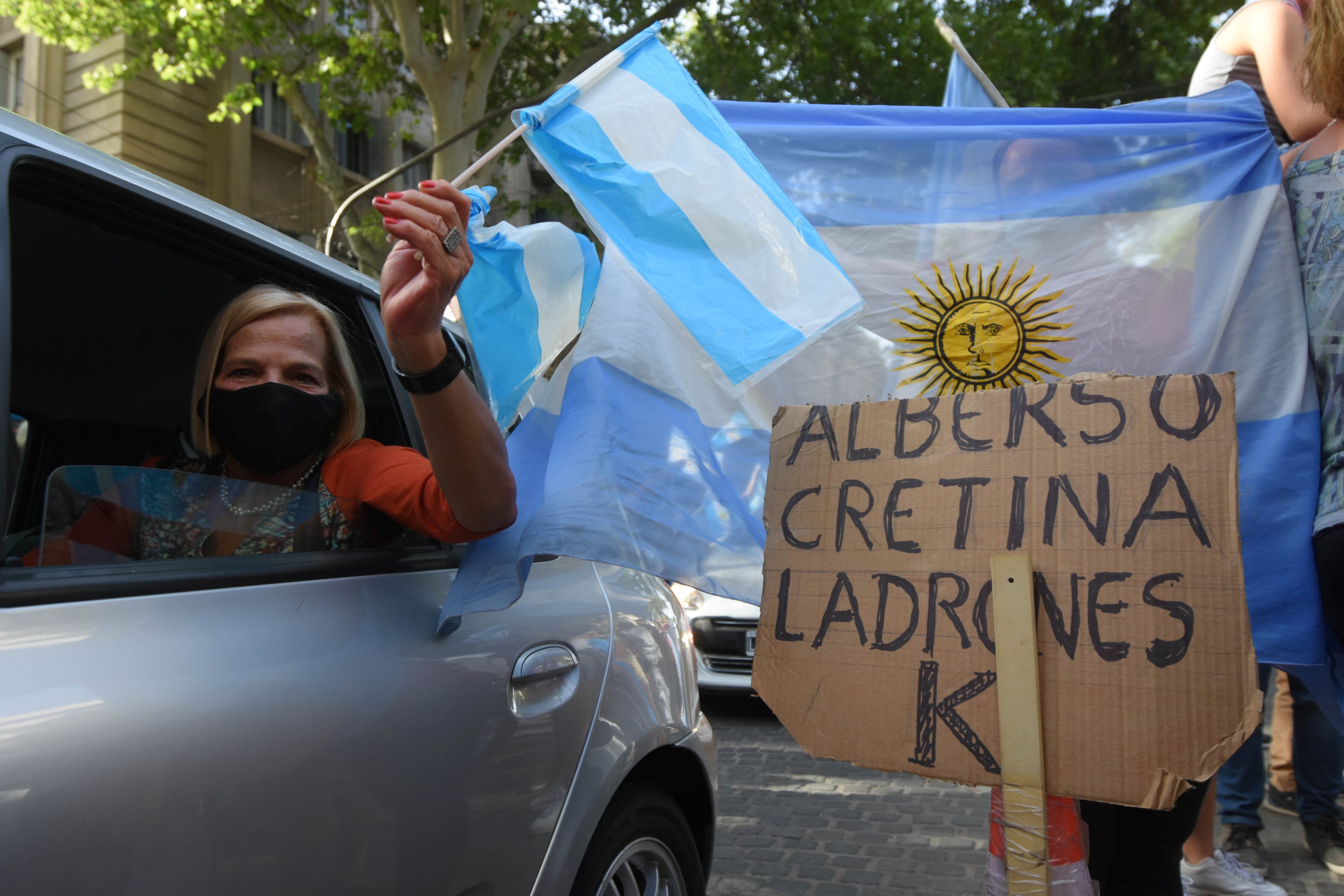 La protesta tuvo más de tres cuadras de manifestantes rodeando el “kilómetro cero” desde primeras horas de la tarde.
