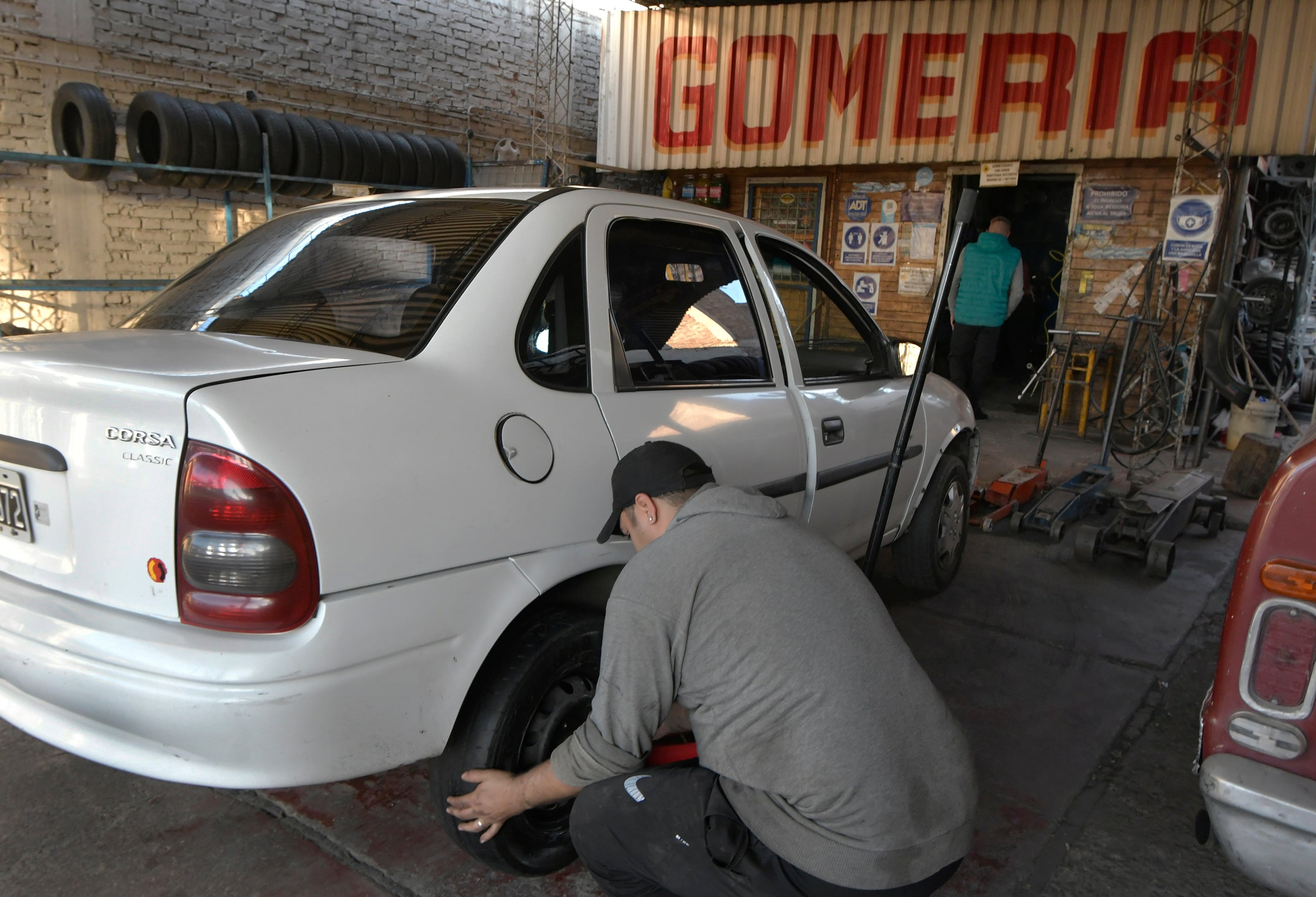 El gomero Julio, trabaja en la Gomería del Nudo Vial/ Foto: Orlando Pelichotti / Los Andes