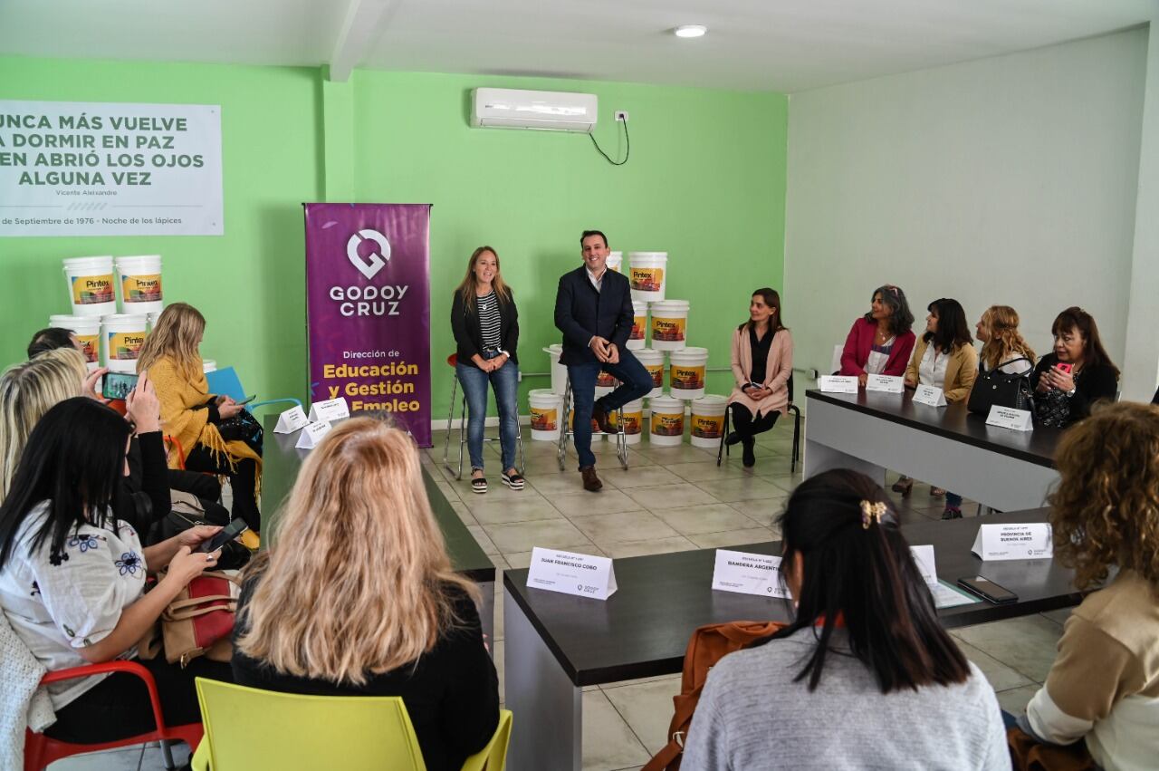 Escuelas de Godoy Cruz recibieron pintura para mejorar sus instalaciones