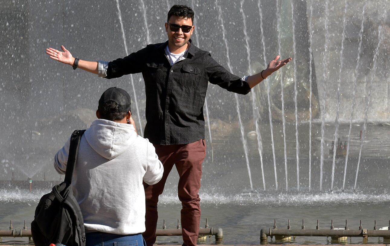 Otoño en Mendoza, sábado soleado en el centro de Mendoza. 
Turistas pasean por la Plaza Independencia, Peatonal Sarmiento y museos

Foto: Orlando Pelichotti