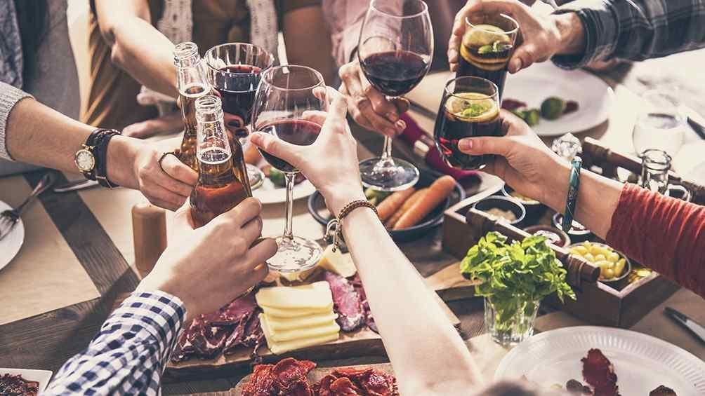 Un clásico para festejar entre amigos y amigas: vino y picada. 