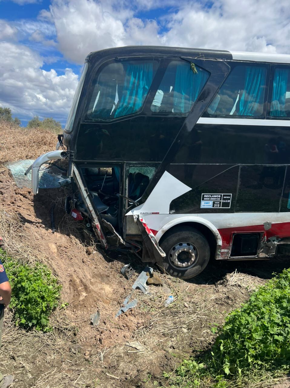 Un colectivo y un auto chocaron en la ruta 40 y la conductora del vehículo menor perdió la vida. Foto gentileza Bomberos Voluntarios.