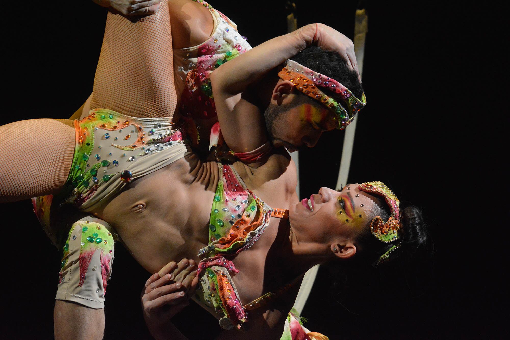 Brillo, luces, vestuario de primer nivel y el talento de acróbatas y bailarines recrean un show con la impronta que popularizó en el mundo el Circo Du Soleil.