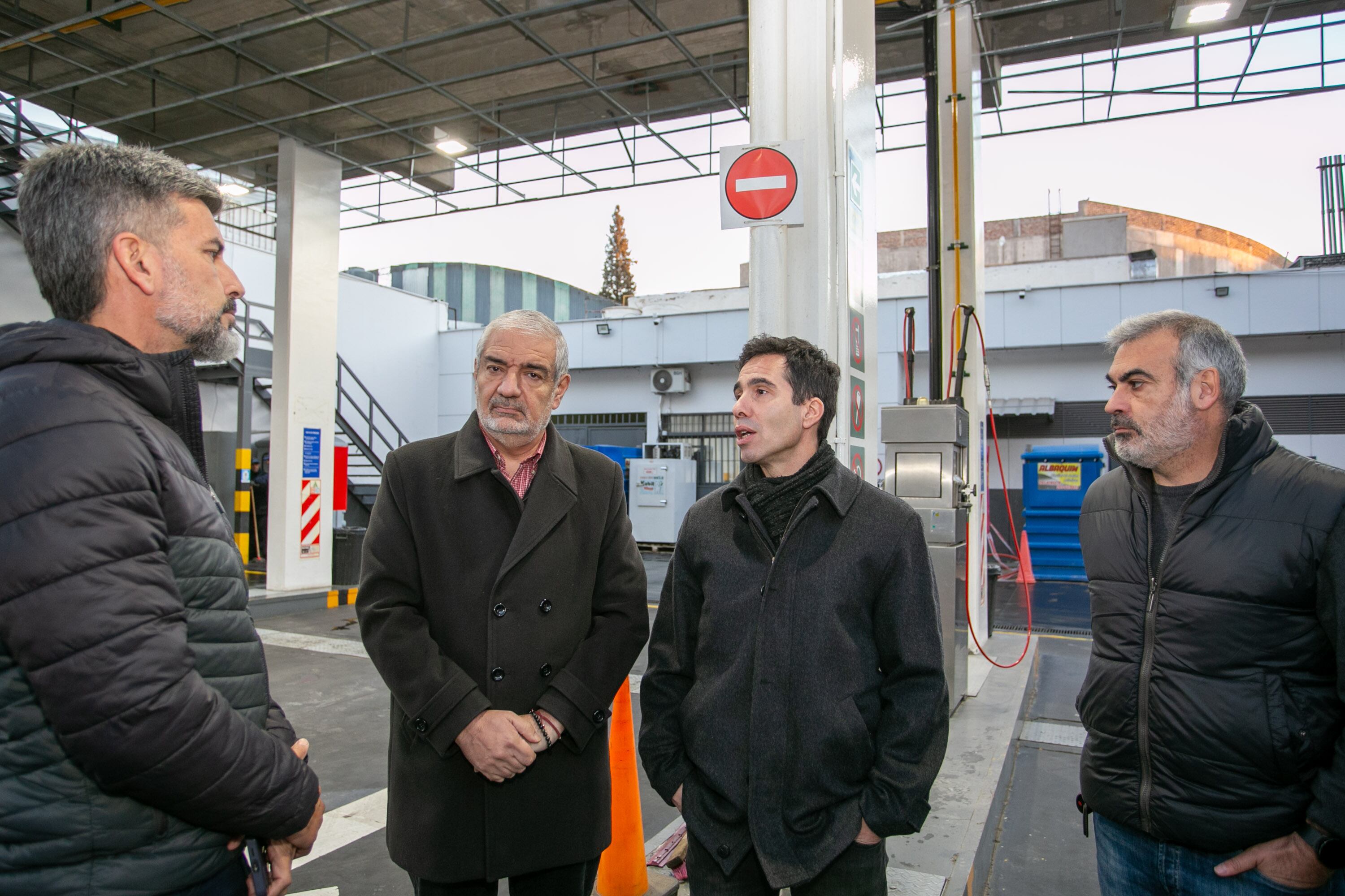 Ulpiano Suarez visitó una estación de servicio que suma sus videocámaras al sistema de seguridad de la Ciudad.