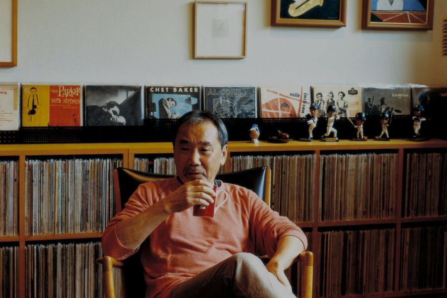 Murakami en su estudio, donde atesora unos diez mil LP. 