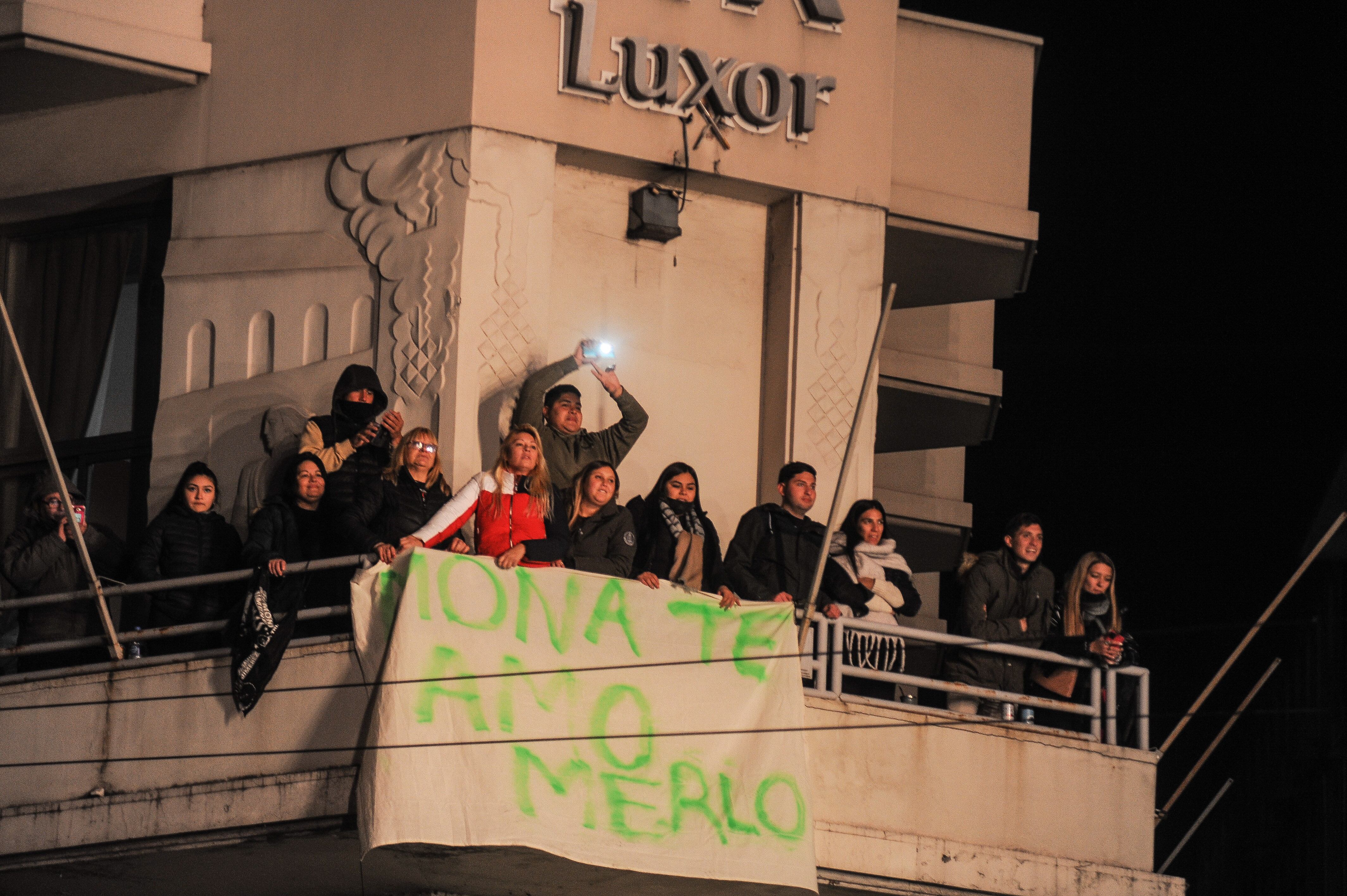 Carlos La Mona Jiménez en el Obelisco
ciudad de Buenos Aires
Foto Federico Lopez Claro