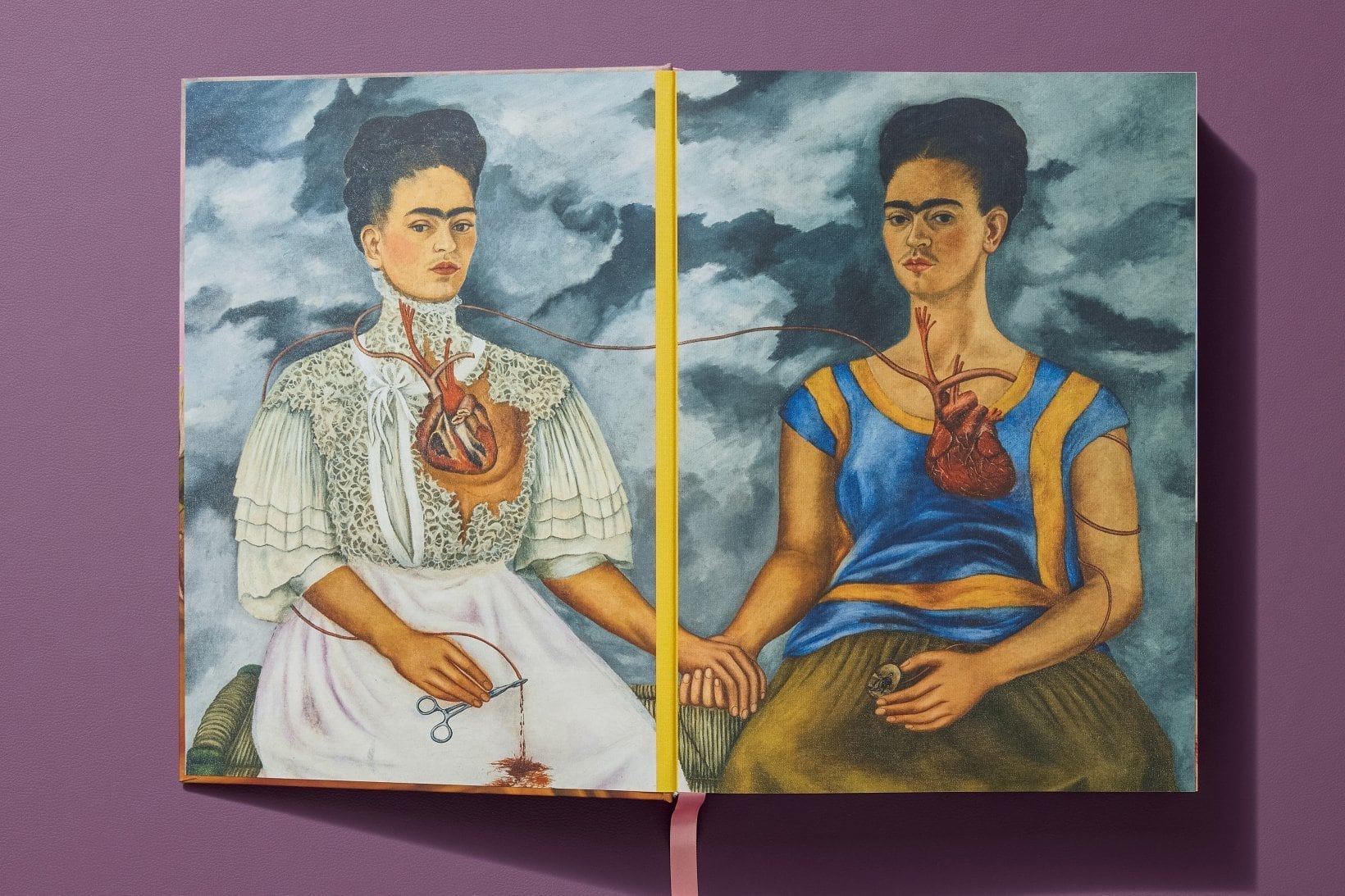 "Las dos Fridas", una de sus pinturas más famosas. Crédito: Taschen.