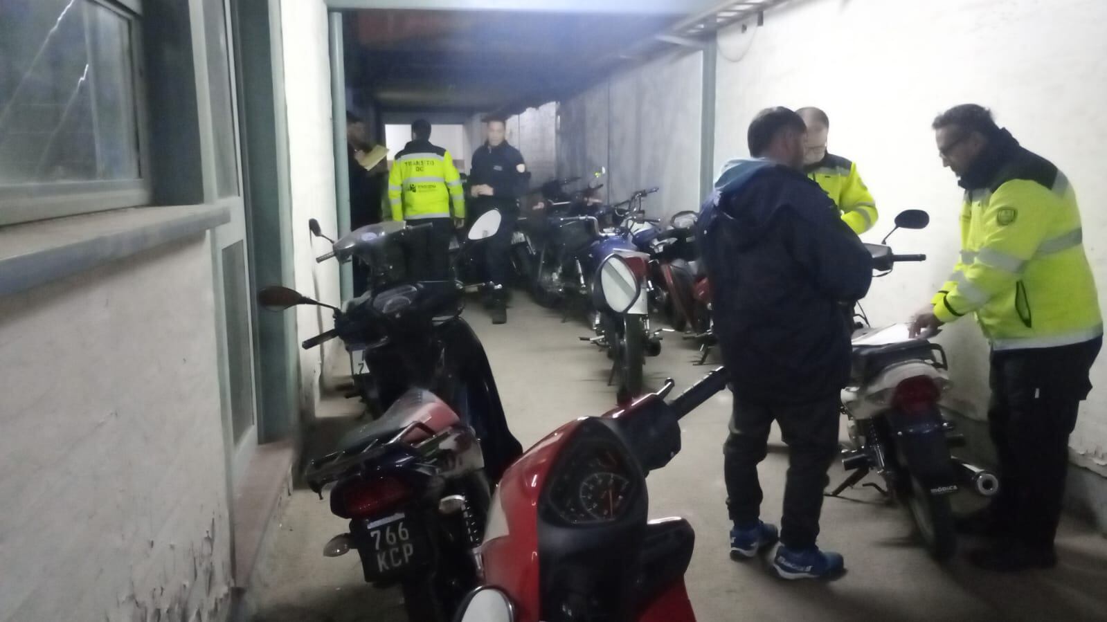 Fotos y video: preocupan las picadas y las “motos que vuelan” en un barrio de Maipú donde vecinos rompen los reductores. Foto: Gentileza