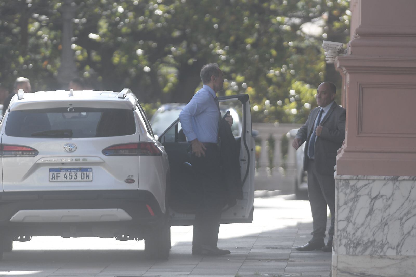 Mucho movimiento en Casa Rosada: las imágenes de una mañana agitada. Foto: Federico López Claro / Clarín.