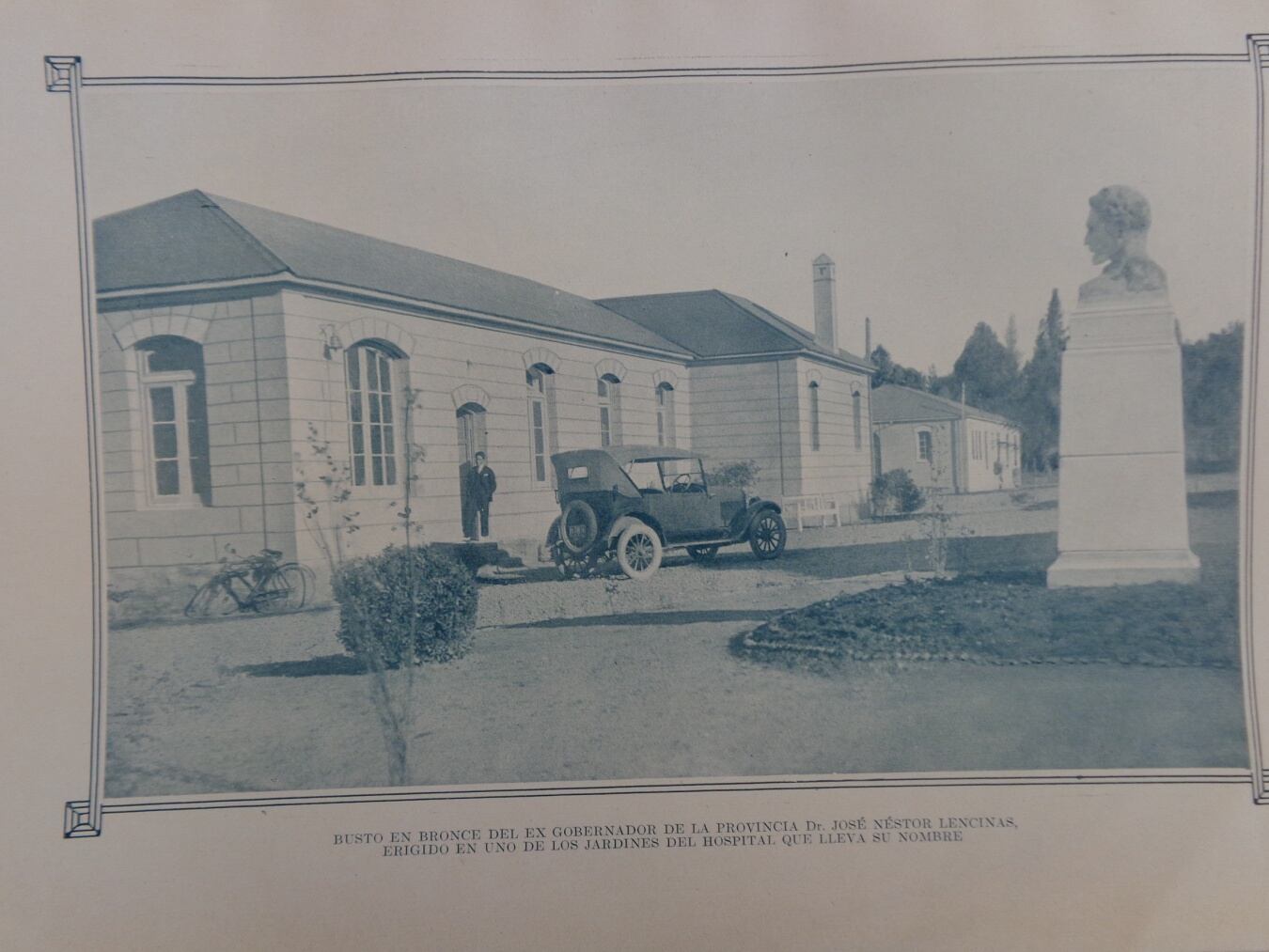 Acceso a uno de los jardines donde se aprecia el busto de José Néstor Lencinas, el ex gobernador lencinista. Fuente: Suárez, Leopoldo. (1924). Memoria presentada a la honorable legislatura por el ministro de industrias y obras públicas Ingeniero Leopoldo Suárez. Año 1922-1923. Mendoza.