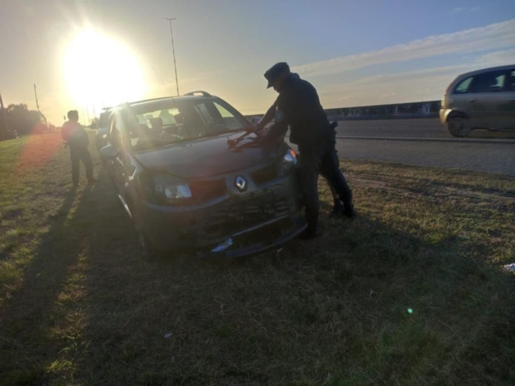 El conductor del Renault Sandero fue detenido. Foto Gentileza: 0221