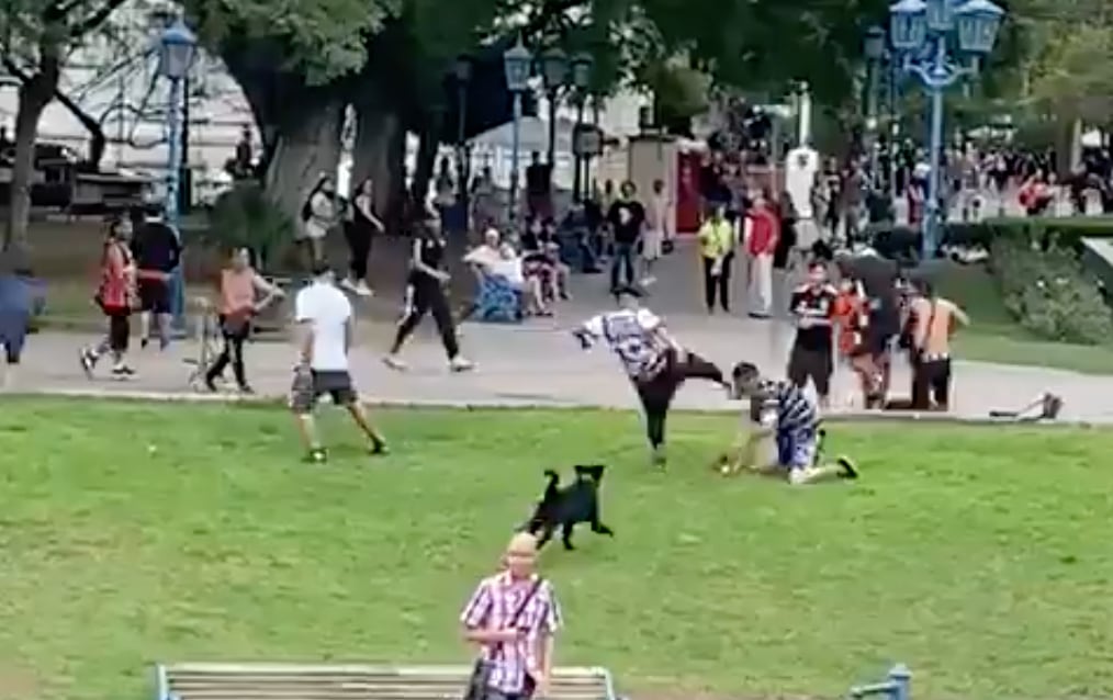 Violencia y desmanes de hinchas del Colo Colo en las calles de Mendoza. Foto: Captura de video