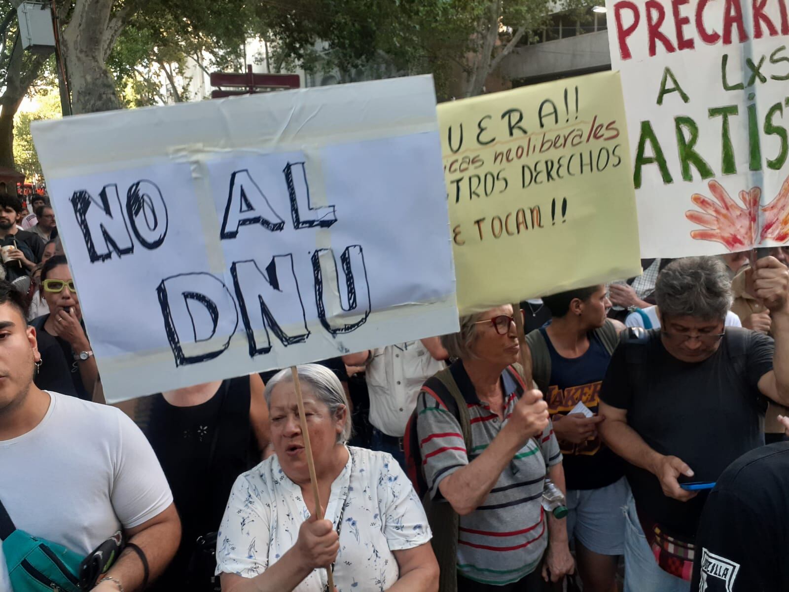 Unas 600 personas se manifestaron en Peatonal y San Martín con un “Cacerolazo cultural” contra el DNU. Foto: José Gutierrez / Los Andes