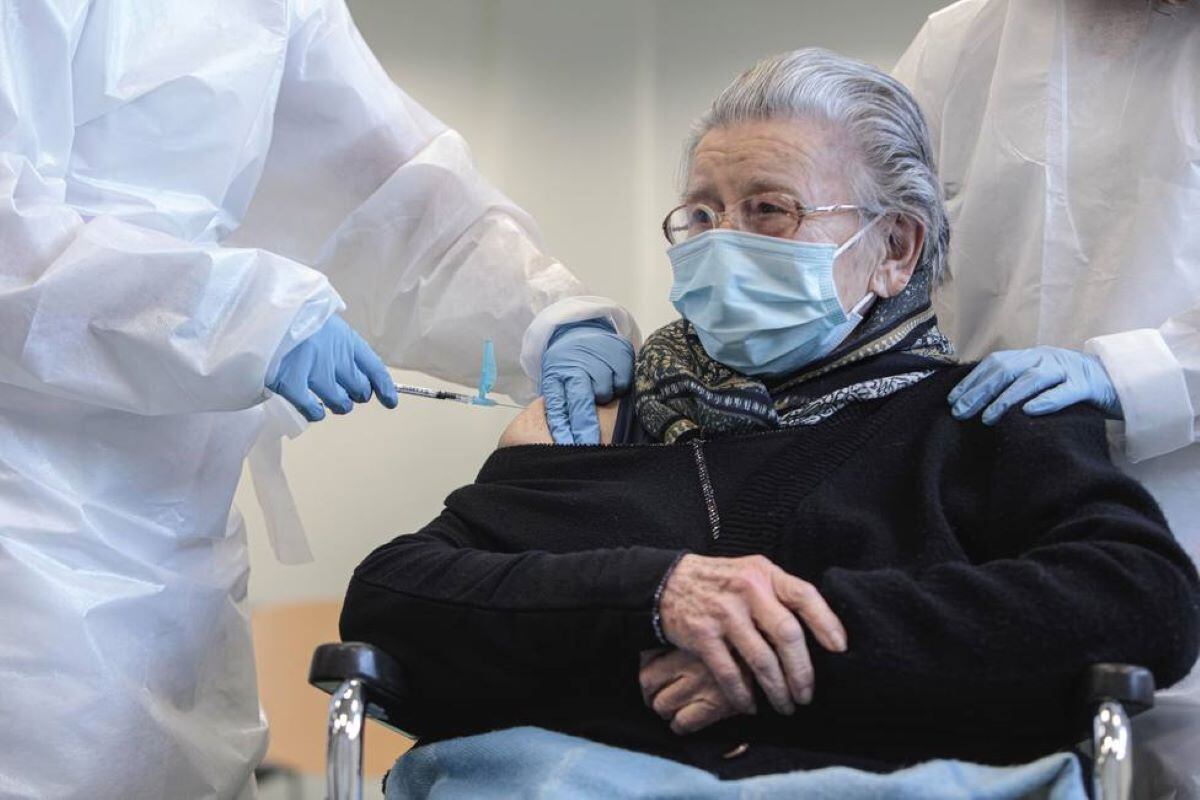 El Ministerio de Sanidad de España determinó el uso obligatorio de tapabocas en hospitales y centros de salud debido al brote de infecciones virales respiratorias.
 Gentileza / EFE.