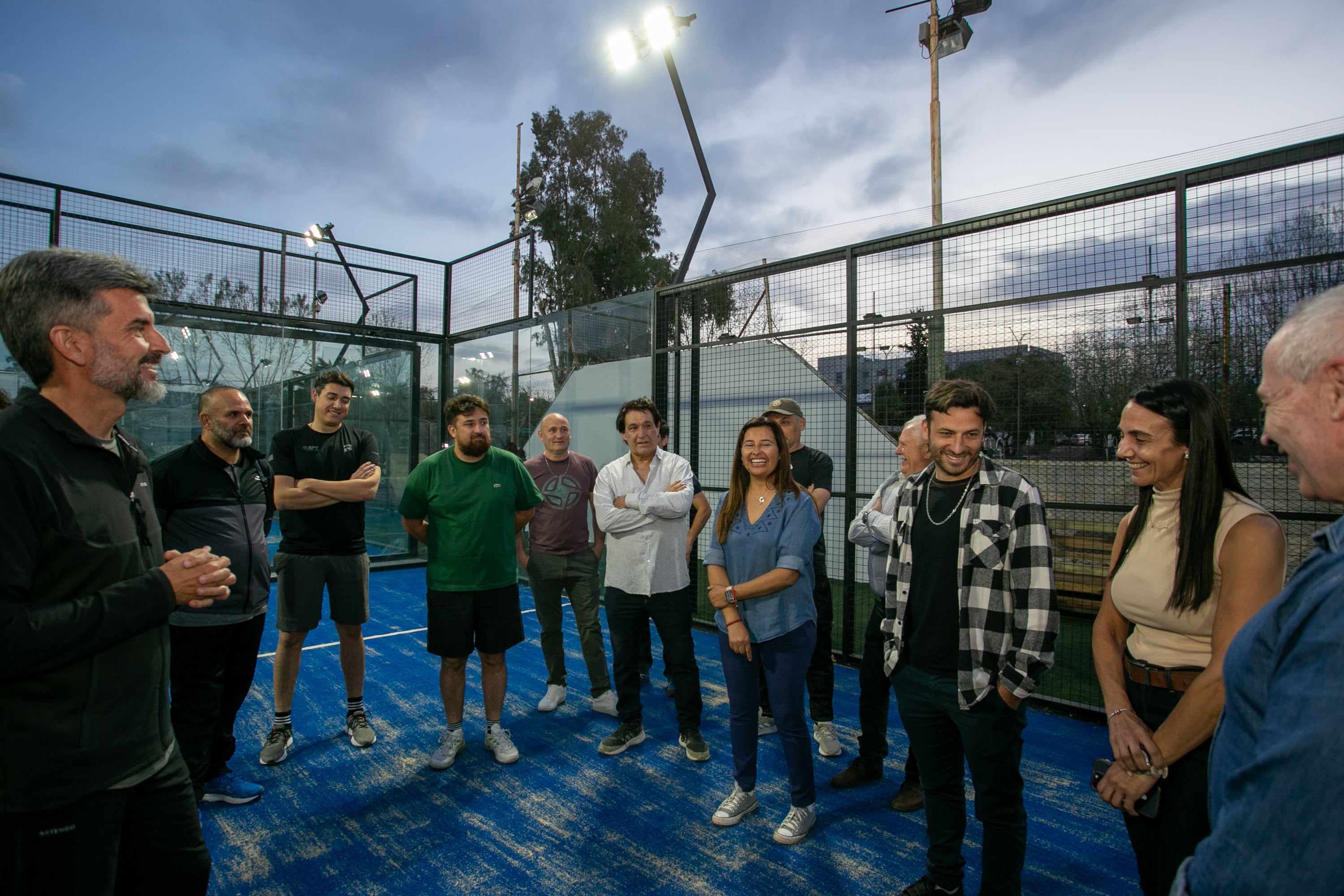 Ulpiano Suarez inauguró las canchas de pádel del club Guillermo Cano