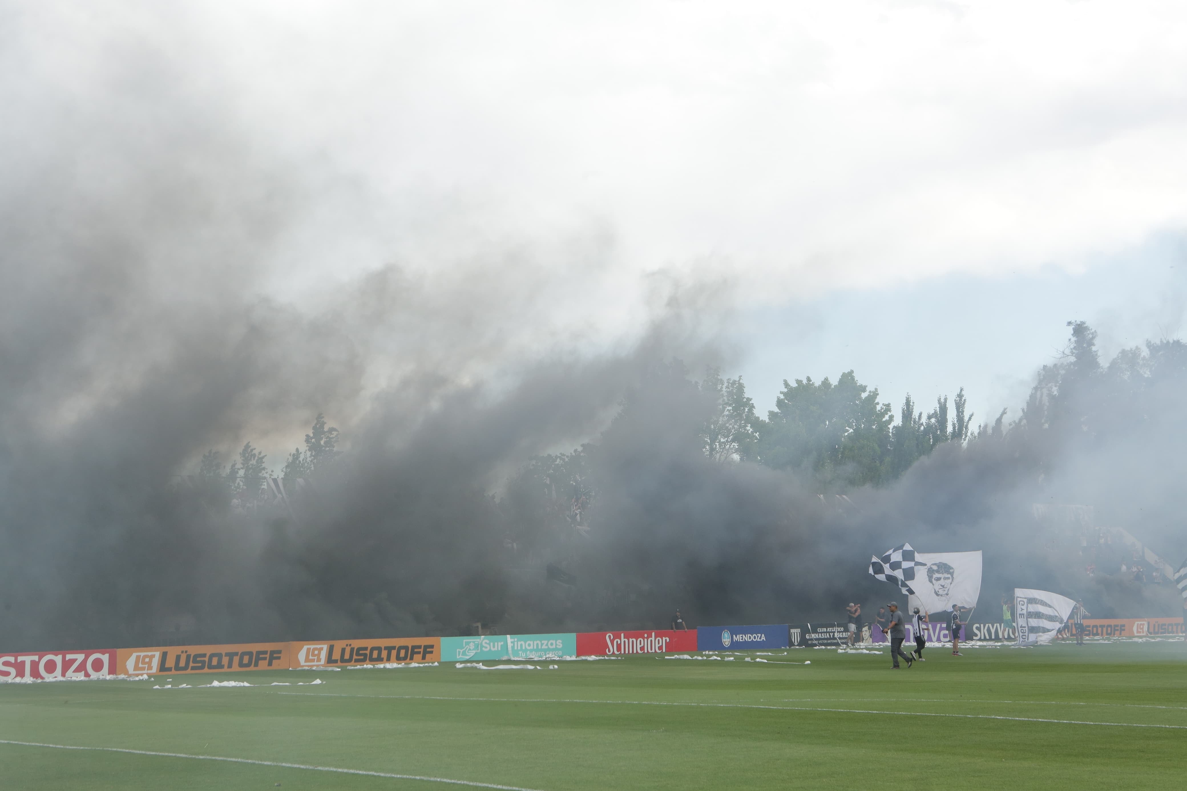 Los hinchas Blanquinegros se ilusionan con pelear el ascenso. /Foto: Ramiro Gómez