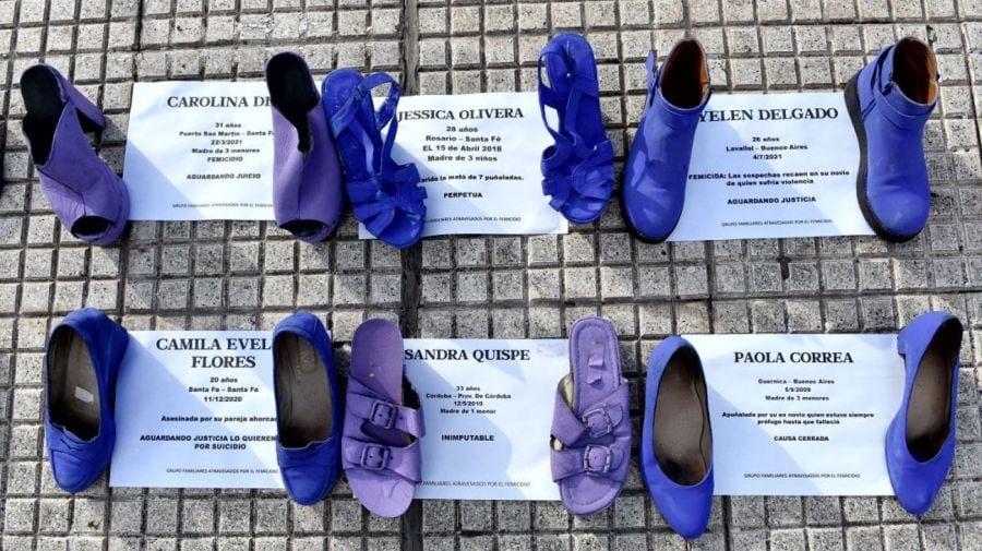 La agrupación Atravesados por el Femicidio, brindó una performance con zapatos y otros calzados puestos en una vereda para instar a los peatones a ponerse en el lugar de las víctimas.