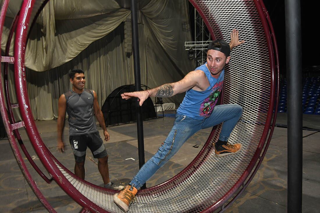 Matías (azul) junto al Tucu, ensayando en el péndulo.
Foto: José Gutiérrez