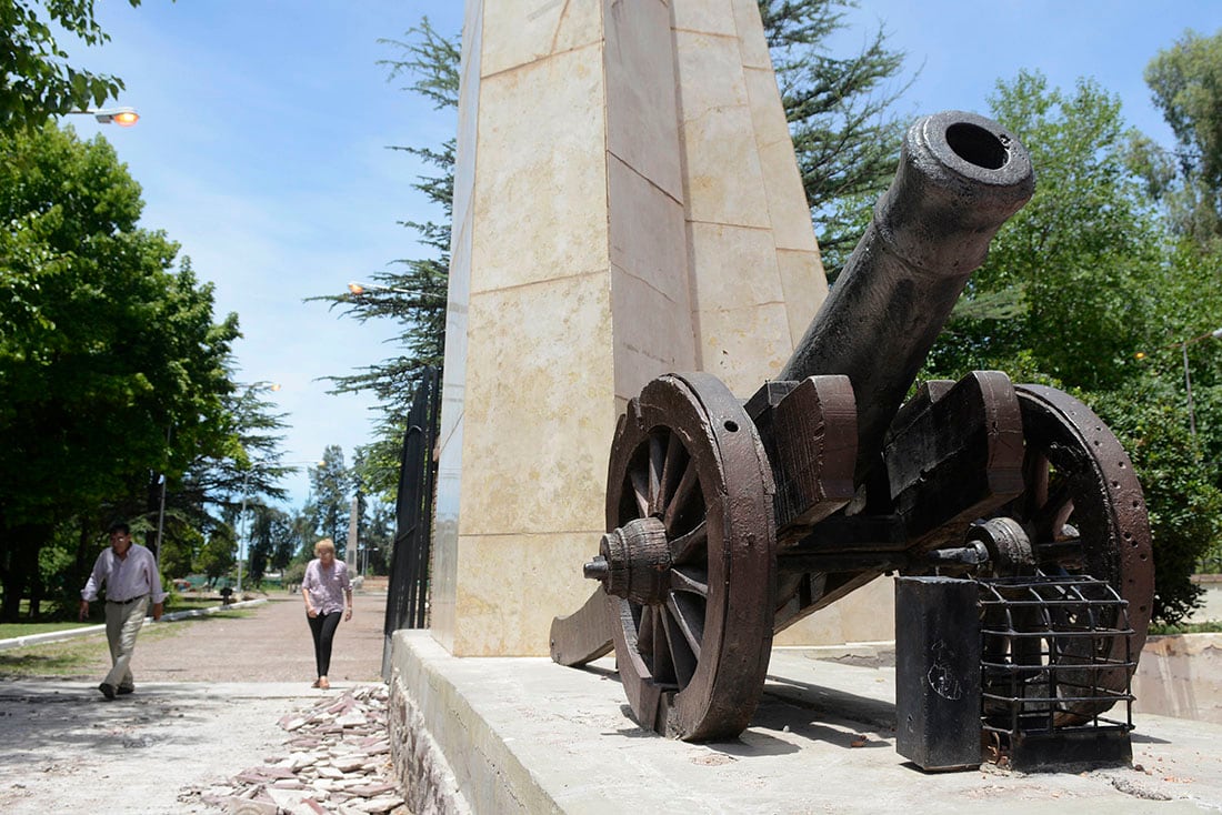 Campo historico Plumerillo

Remodelaciones en el Campo Histórico El Plumerillo ubicado en la intersección de las calles Lisandro Moyano e Independencia  lugar donde el Gral San Martín entrenó a sus soldados antes de realizar la Campaña Libertadora.