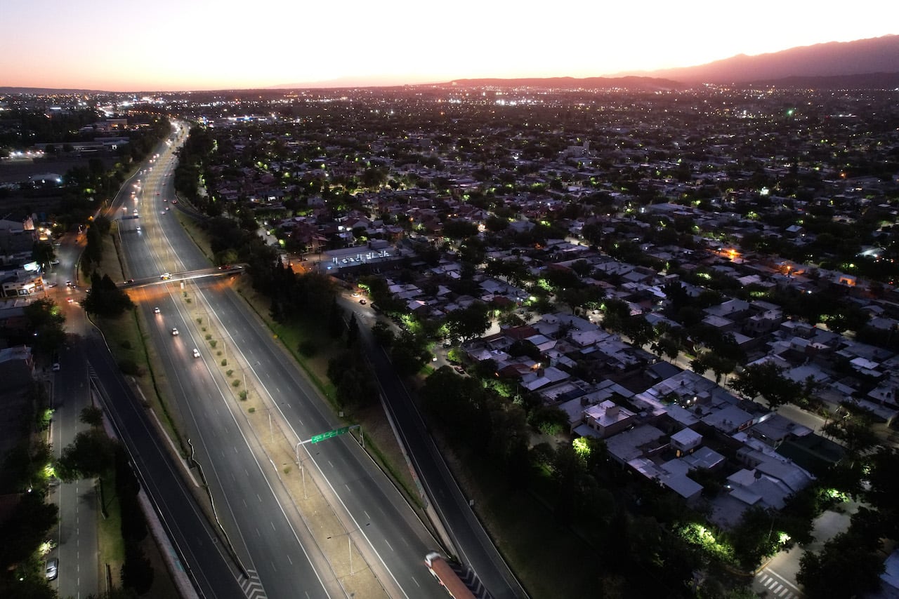 Así se ven los accesos Este y Sur con nueva iluminación led colocada por Vialidad Provincial. Foto: Prensa Vialidad de Mendoza