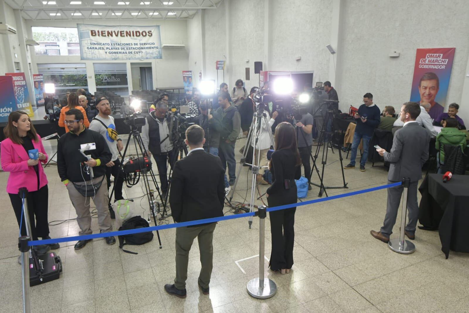 El búnker de La Unión Mendocina se armó en el Salón Báltico. Foto: Orlando Pelichotti.