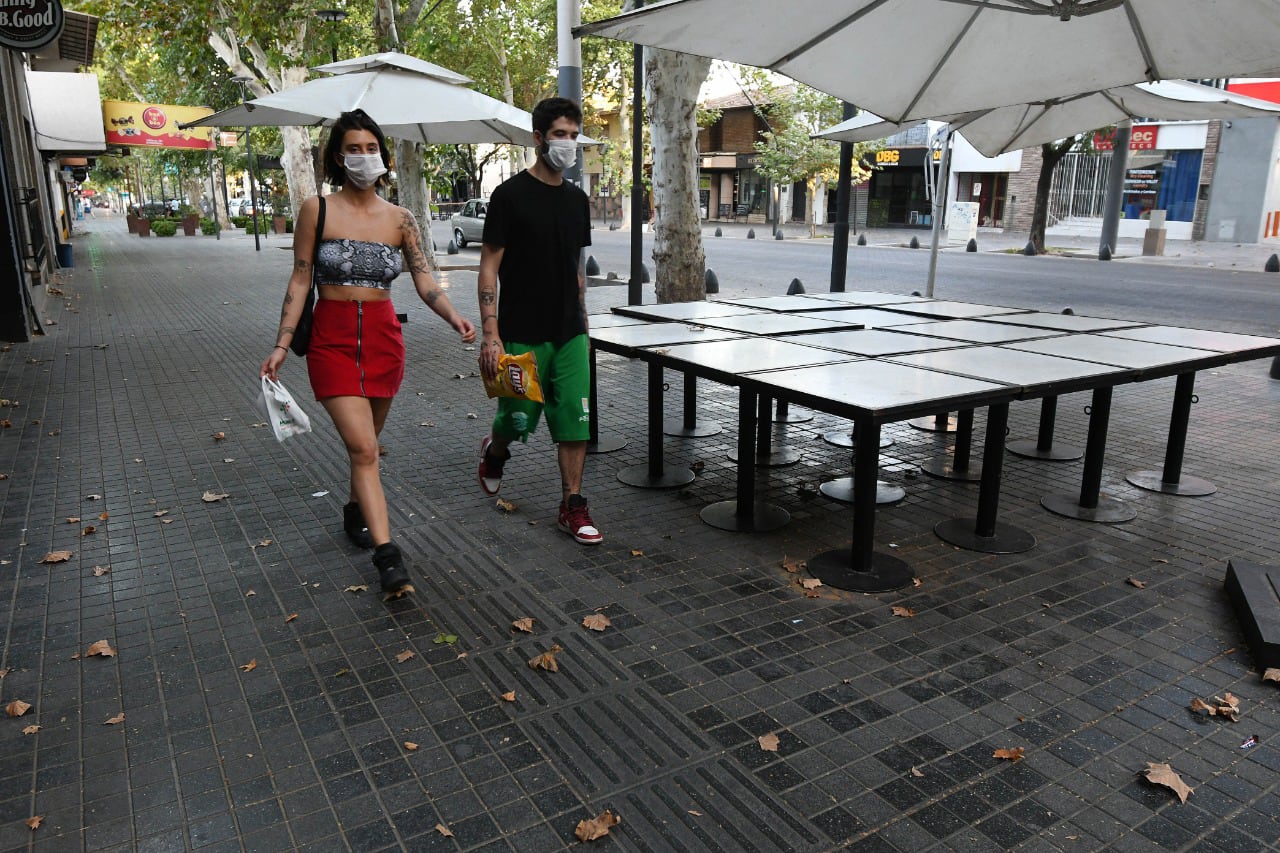 Marzo. La calle Arístides Villanueva desolada y con muy poco movimiento en el primer día del Aislamiento Social Preventivo y Obligatorio.