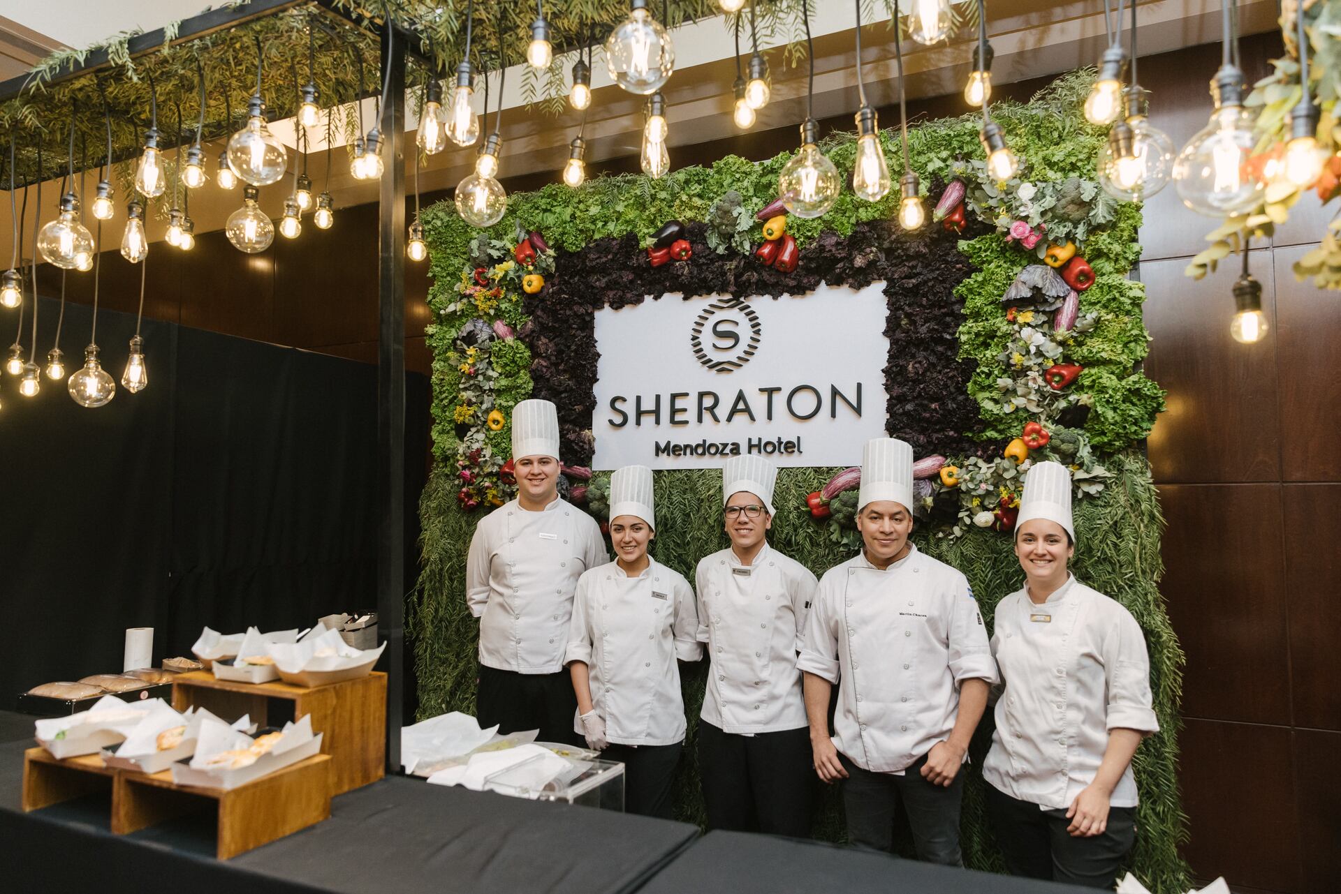 El chef ejecutivo Martín Chacón junto a su equipo.