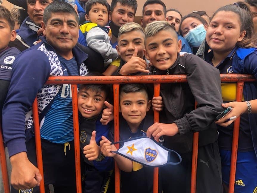 En la puerta del hotel en las Termas de Río Hondo, un niño rompió en llantos y Marcos Rojo le regaló su barbijo. Emocionante. / Gentileza.