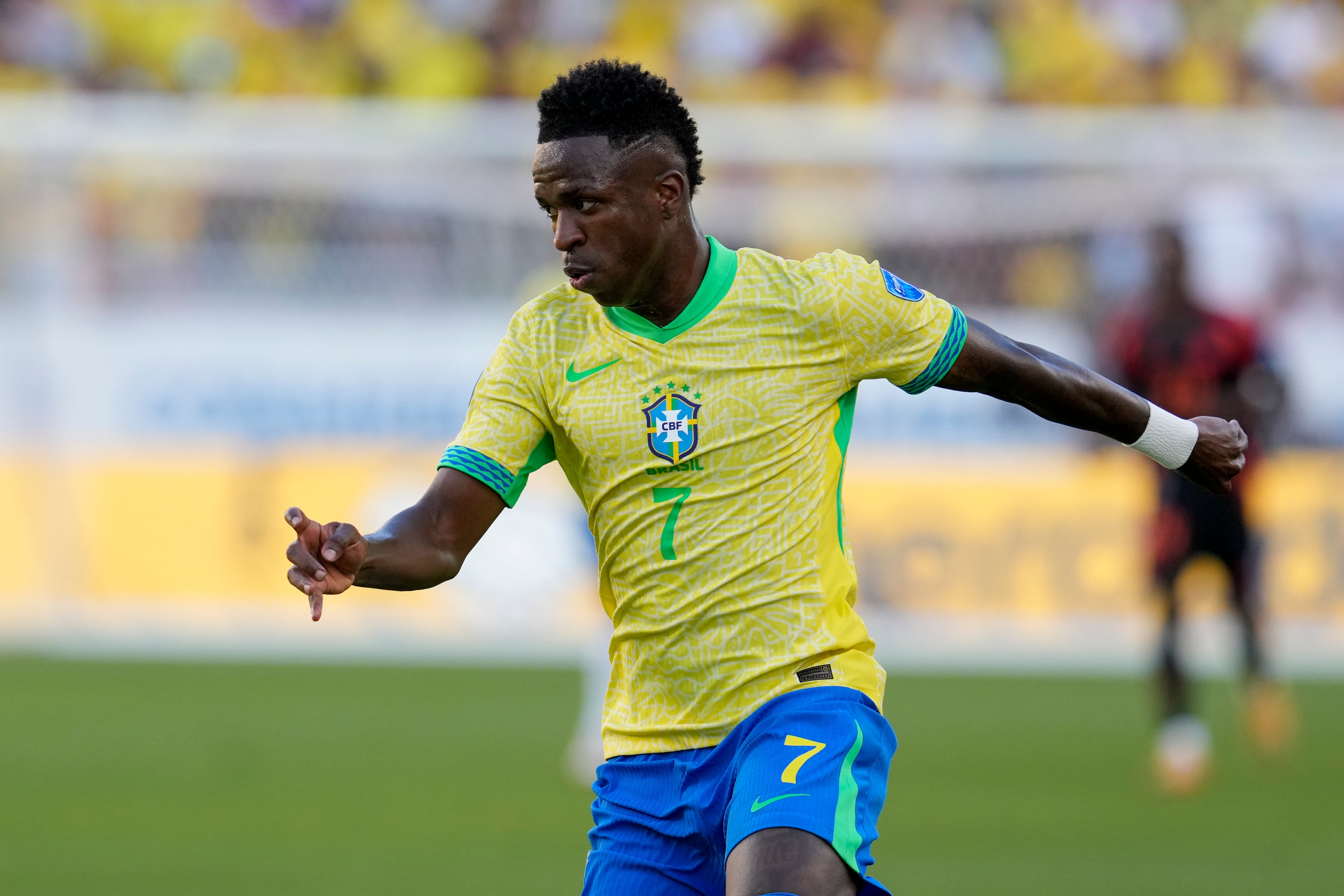 El brasileño Vinicius Junior se mueve con el balón durante el encuentro del Grupo D de la Copa América contra Colombia el martes 2 de julio del 2024. (AP Foto/Godofredo A. Vásquez)