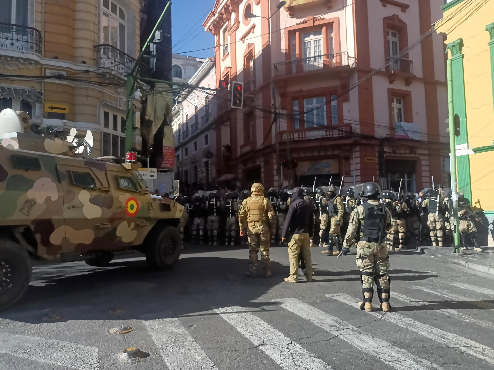 Militares hacen presencia con tanques frente a la sede del Gobierno de Bolivia, este miércoles en La Paz (Bolivia). El presidente de Bolivia, Luis Arce, denunció este miércoles "movimientos irregulares" de militares en frente a la sede del Gobierno en la ciudad de La Paz, mientras que ciudadanos y medios locales reportaron la presencia de tanques y militares fuertemente armados. EFE/ Luis Gandarillas