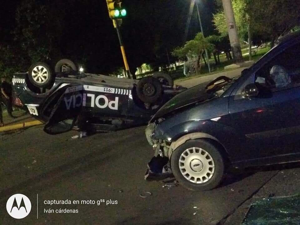 el móvil quedó volcado al ingresar a Ciudad.