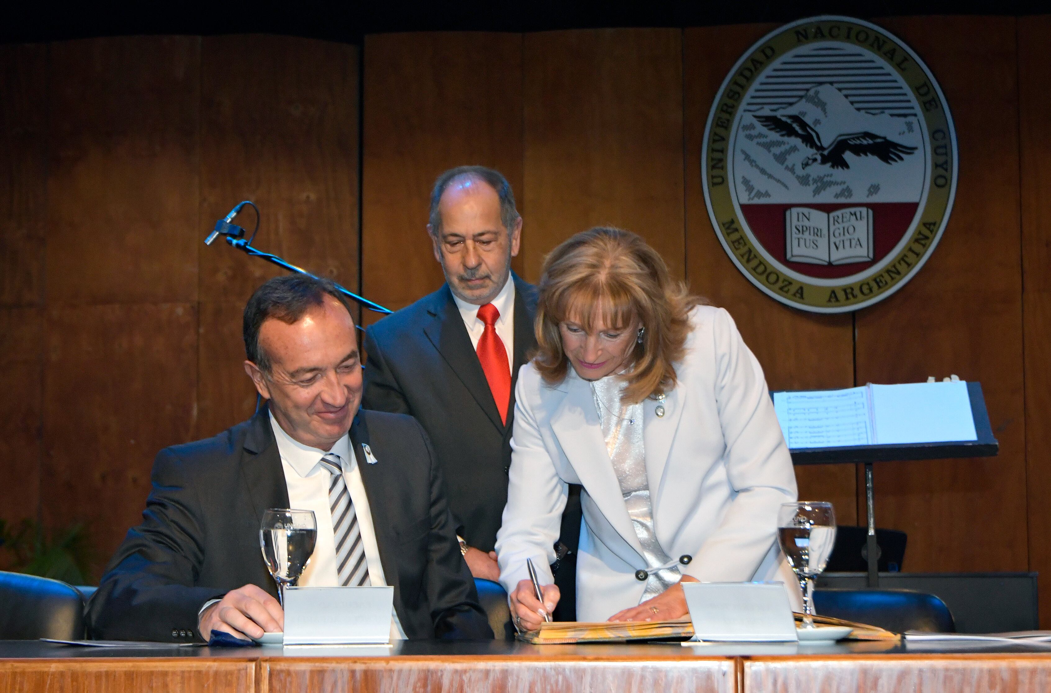 Asumen Esther Sánchez como Rectora y Gabriel Fidel Vicerrector en UNCuyo
a Universidad Nacional de Cuyo (UNCuyo) renovará sus principales autoridades hoy, día en el que además se celebra un nuevo aniversario de la casa de estudios por el inicio oficial de su cursado, por primera vez en 1939. Daniel Pizzi, que ha sido rector durante 8 años, dejará su cargo en manos de Esther Sánchez, decana de Ciencias Económicas, quien tomará el poder junto a Gabriel Fidel, que será el vicerrector y reemplazará a Jorge Barón

Foto: Orlando Pelichotti