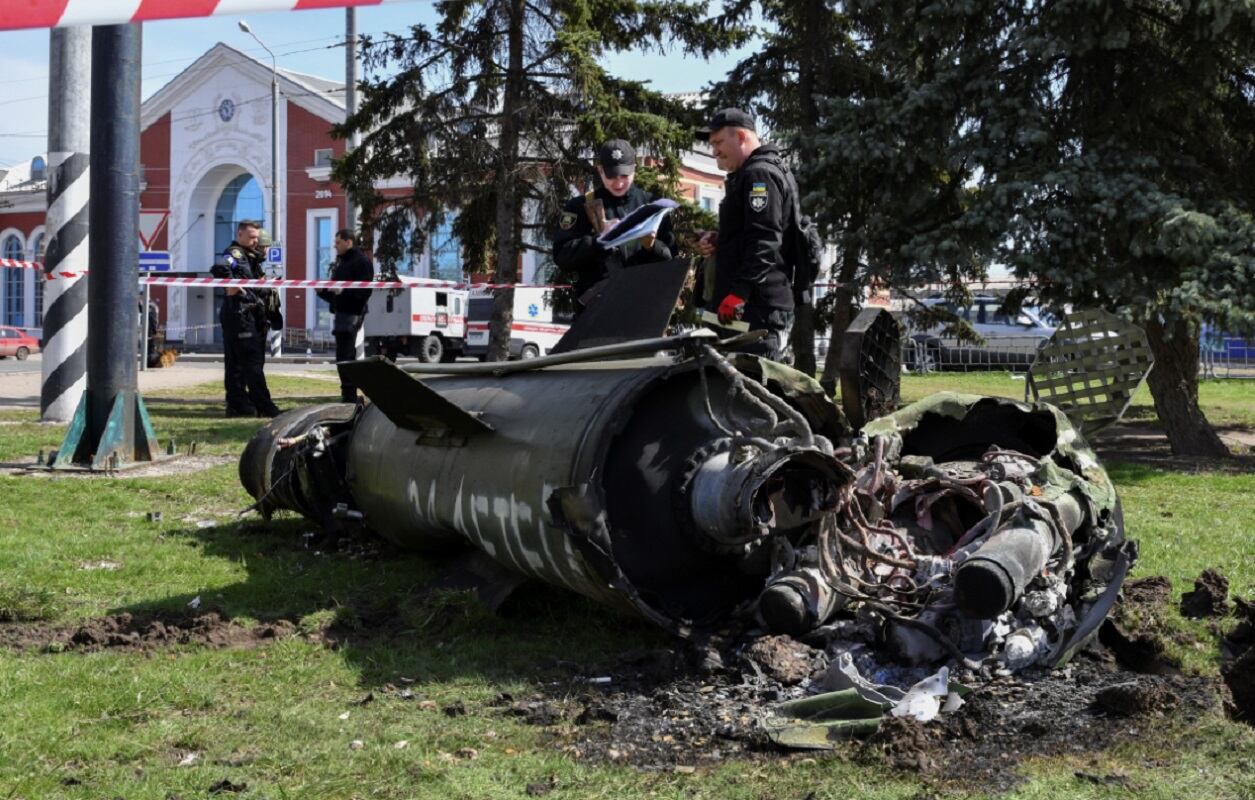 El misil que envió Rusia a la estación de tren de Kramatorsk (Ucrania) decía "Por nuestros niños". (AP)