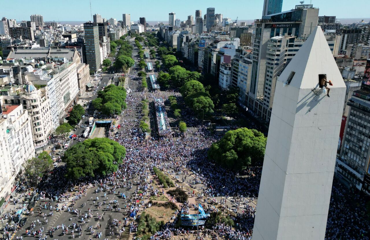 Así los hinchas se subieron a la cima del Obelisco.