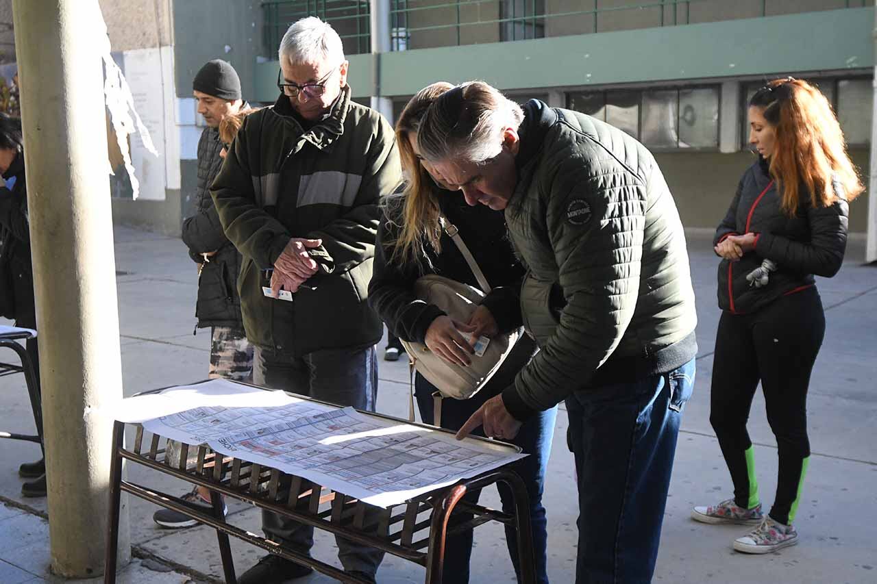 Elecciones provinciales PASO 2023 en la provincia de Mendoza.
En la Escuela Belgrano de Godoy Cruz, Los ciudadanos esperan el turno para ingresar al cuarto a emiter su voto

Foto: José Gutierrez / Los Andes