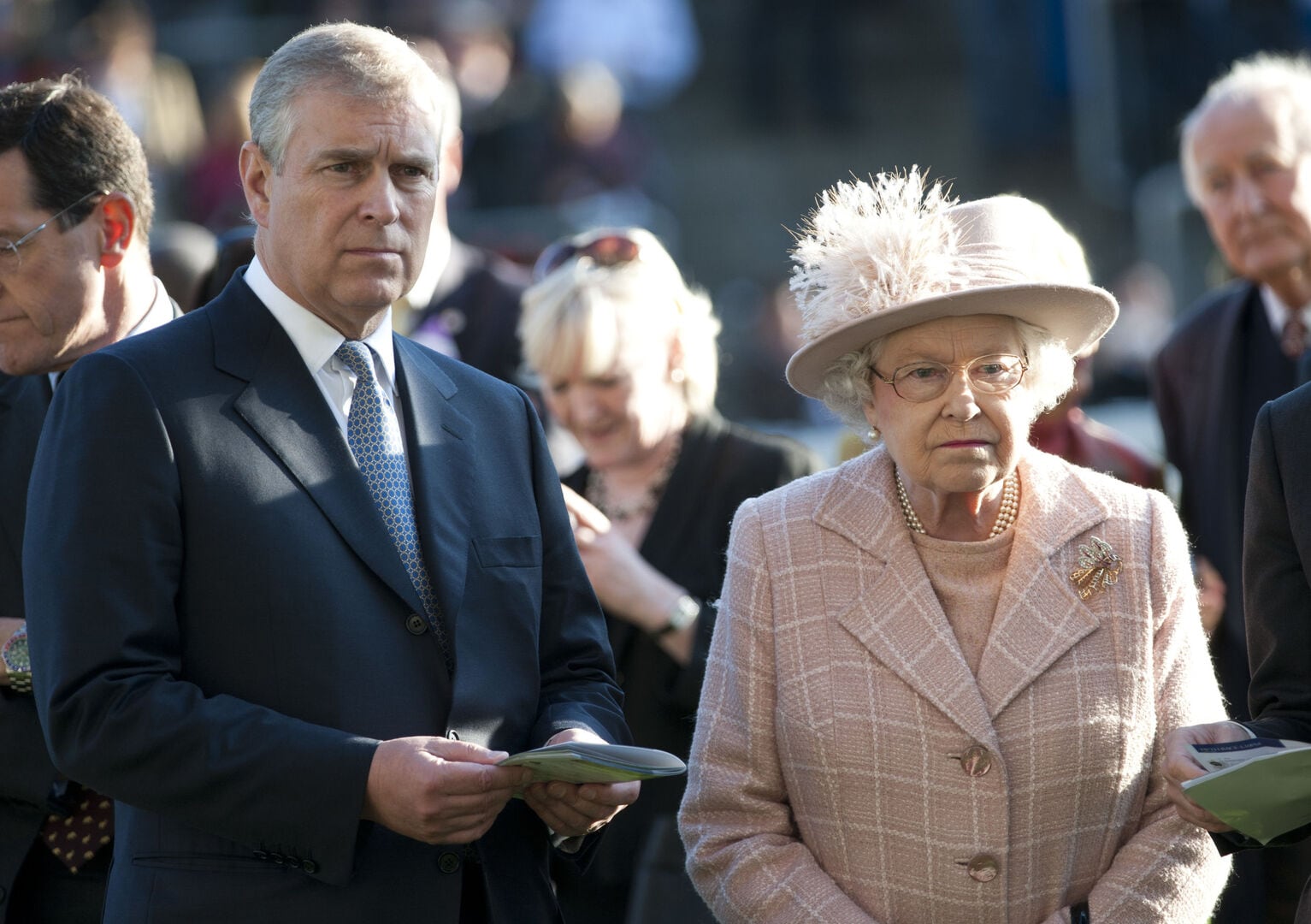 La reina Isabel II decidió pagar los platos rotos de su hijo y abonó una suma millonaria para no llegar al juicio de Andrés.