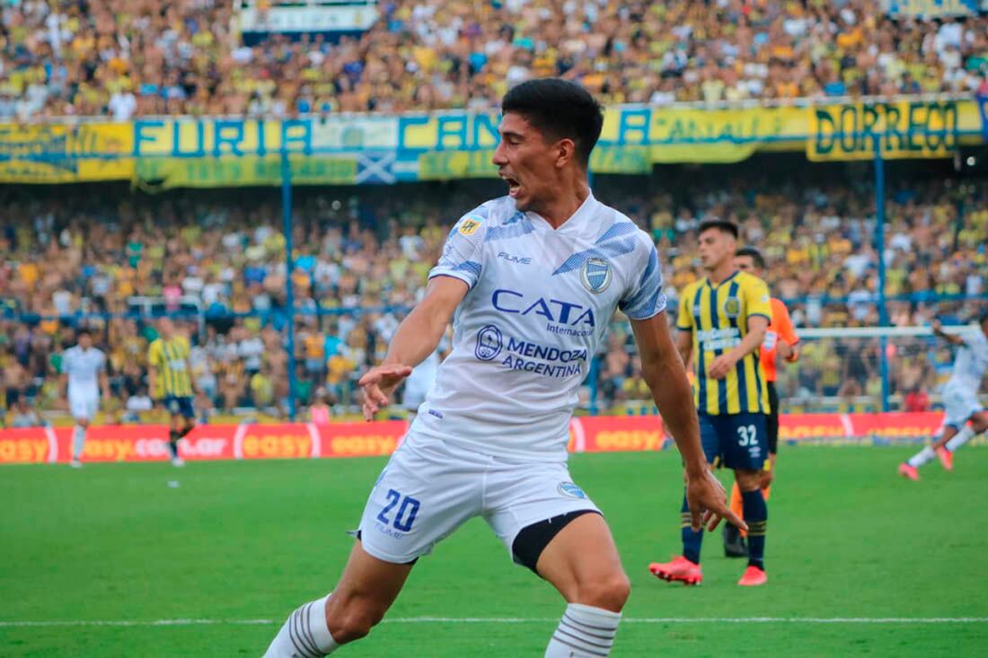 Salomón Rodriguez festeja su gol en el partido de Rosario vs. Godoy Cruz