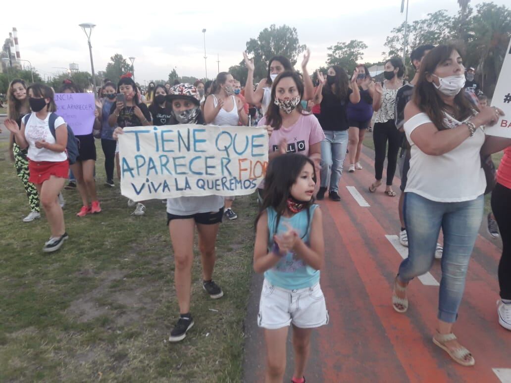 Familiares y vecinos pidieron en Maipú por la aparición con vida de Florencia Romano, la adolescente que es intensamente buscada desde el fin de semana.