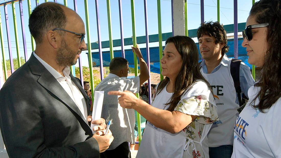 El Director General de Escuelas, José Thomas, junto a Carina Sedano, titular del Sute, quien denunció la falta de reemplazos de suplencias en todos los niveles.