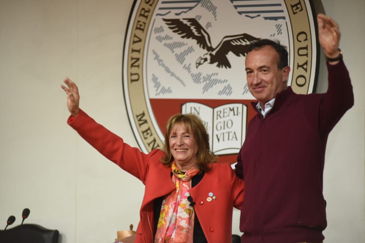 La fórmula del Interclaustro, Esther Sánchez y Gabriel Fidel, festejan el resultado de las elecciones en la UNCuyo.