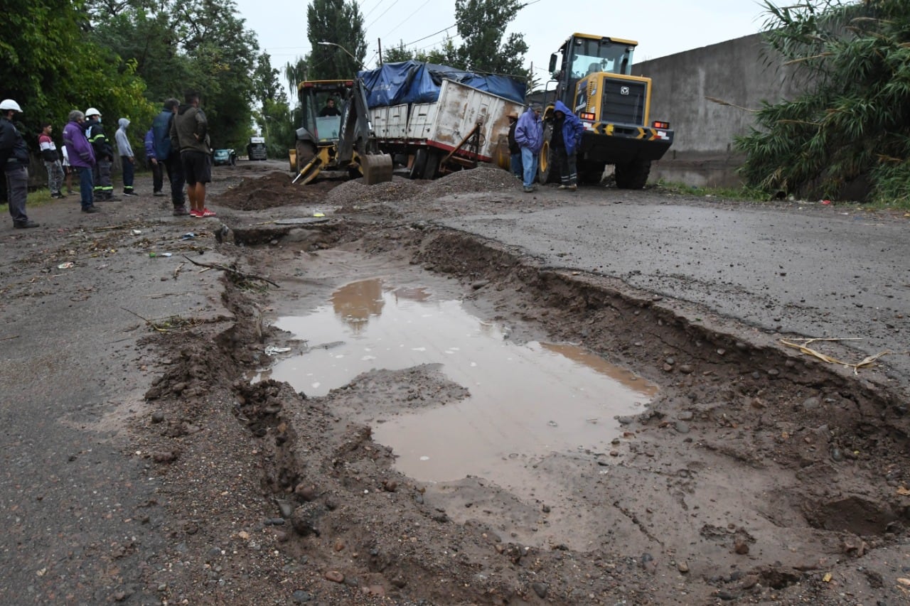 Un tramo de la calle Tirasso cedió y se hundió a raíz de las lluvias. Foto: Claudio Gutiérrez / Los Andes.