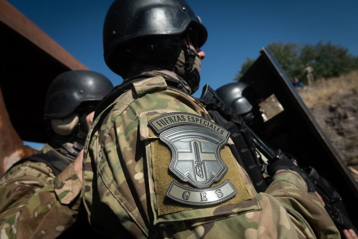 Un total de 25 personas integran el equipo que presta servicios en toda la provincia para enfrentar situaciones extremas, tales como toma de rehenes, sujetos parapetados o delincuentes que se niegan a entregarse a la policía. Foto: Ignacio Blanco / Los Andes