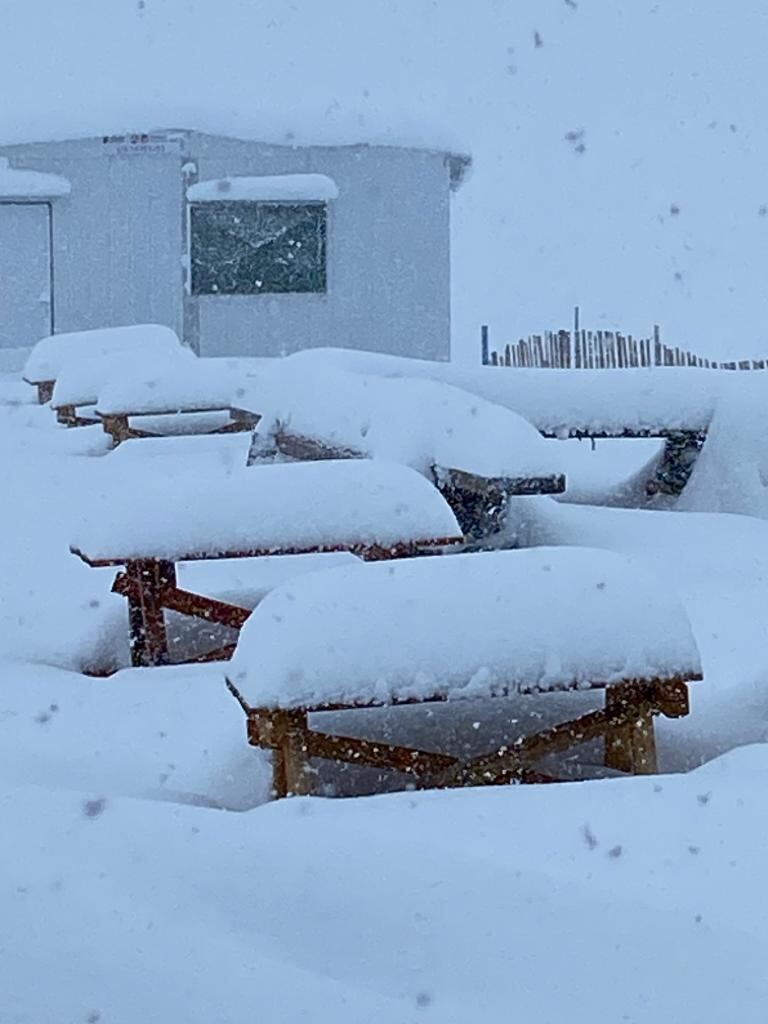 Sigue nevando en Alta Montaña y el único espacio para esquiar sobre la ruta 7 estira su temporada. Foto: Gentileza Los Puquios.