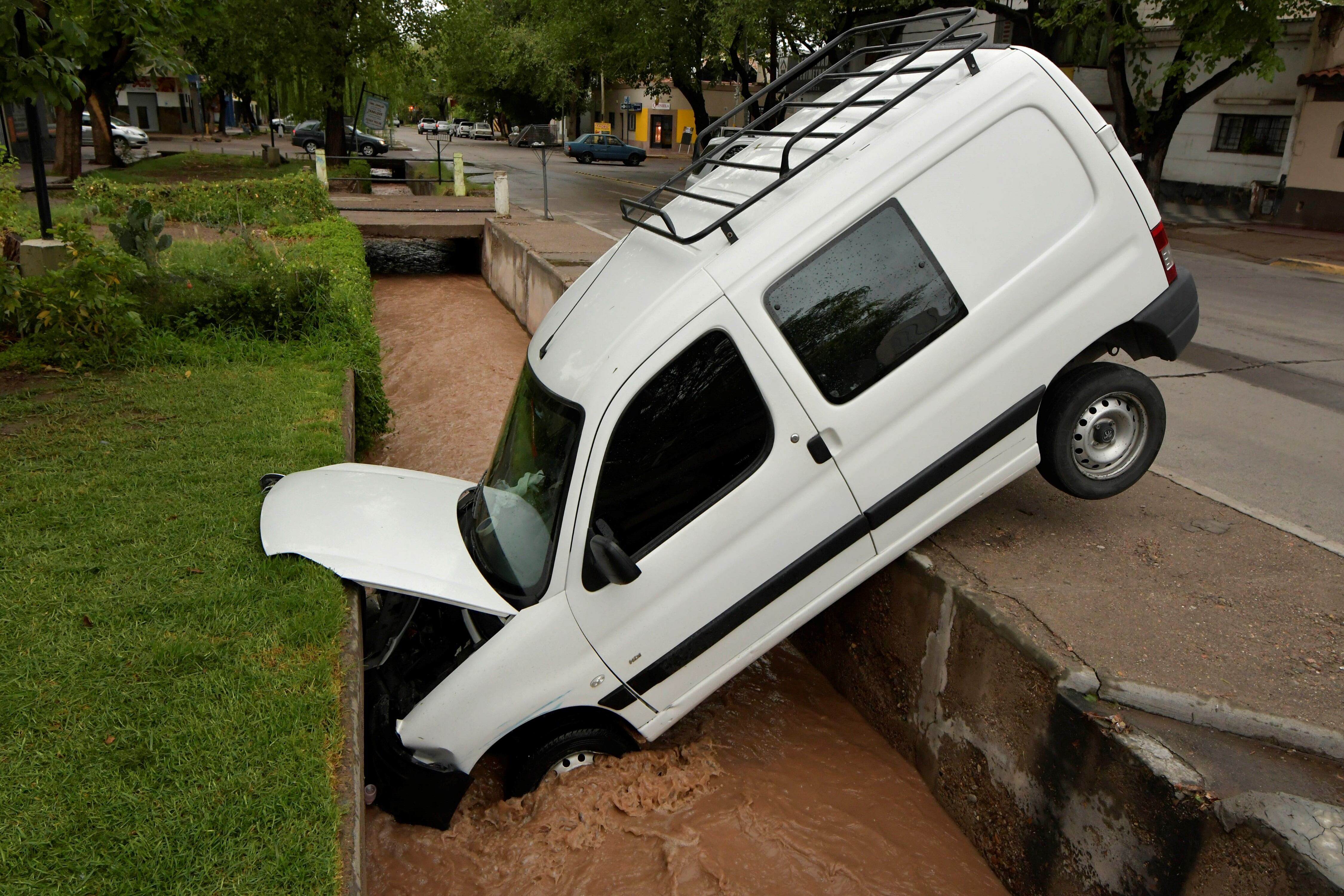  Un utilitario cayó al canal en el cruce de Coronel Díaz y Salta, de Ciudad. Permaneció allí por horas. Foto: Orlando Pelichotti / Los Andes