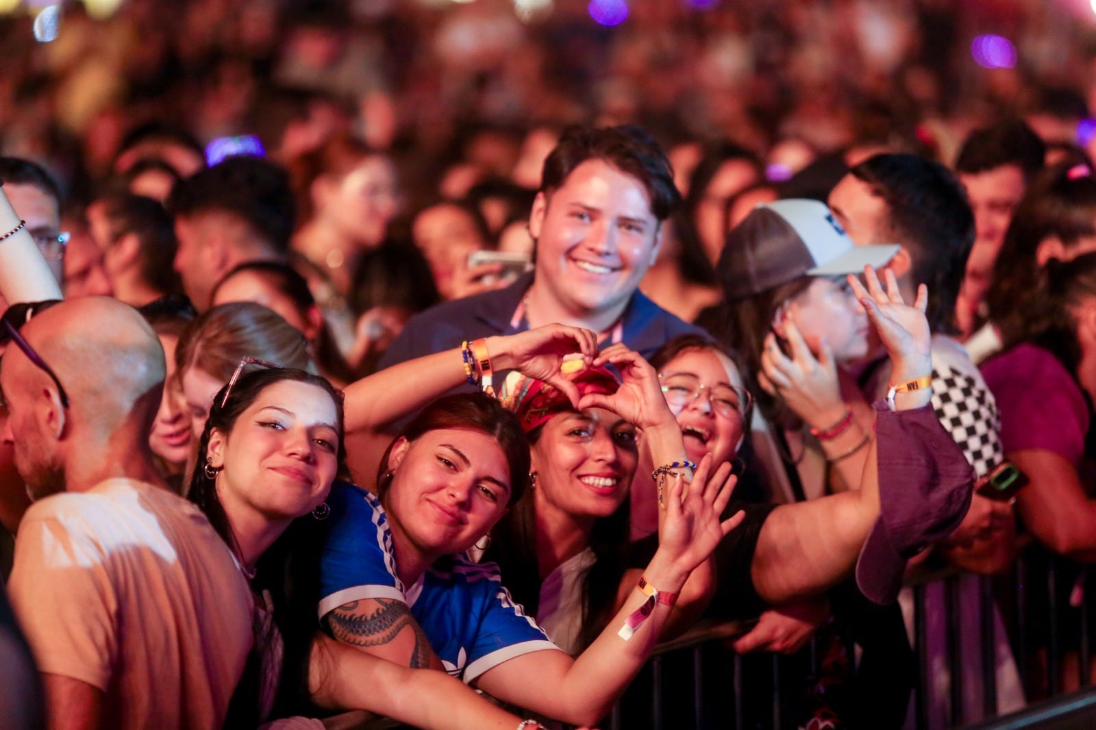 El público cantó y bailó hasta terminar el show