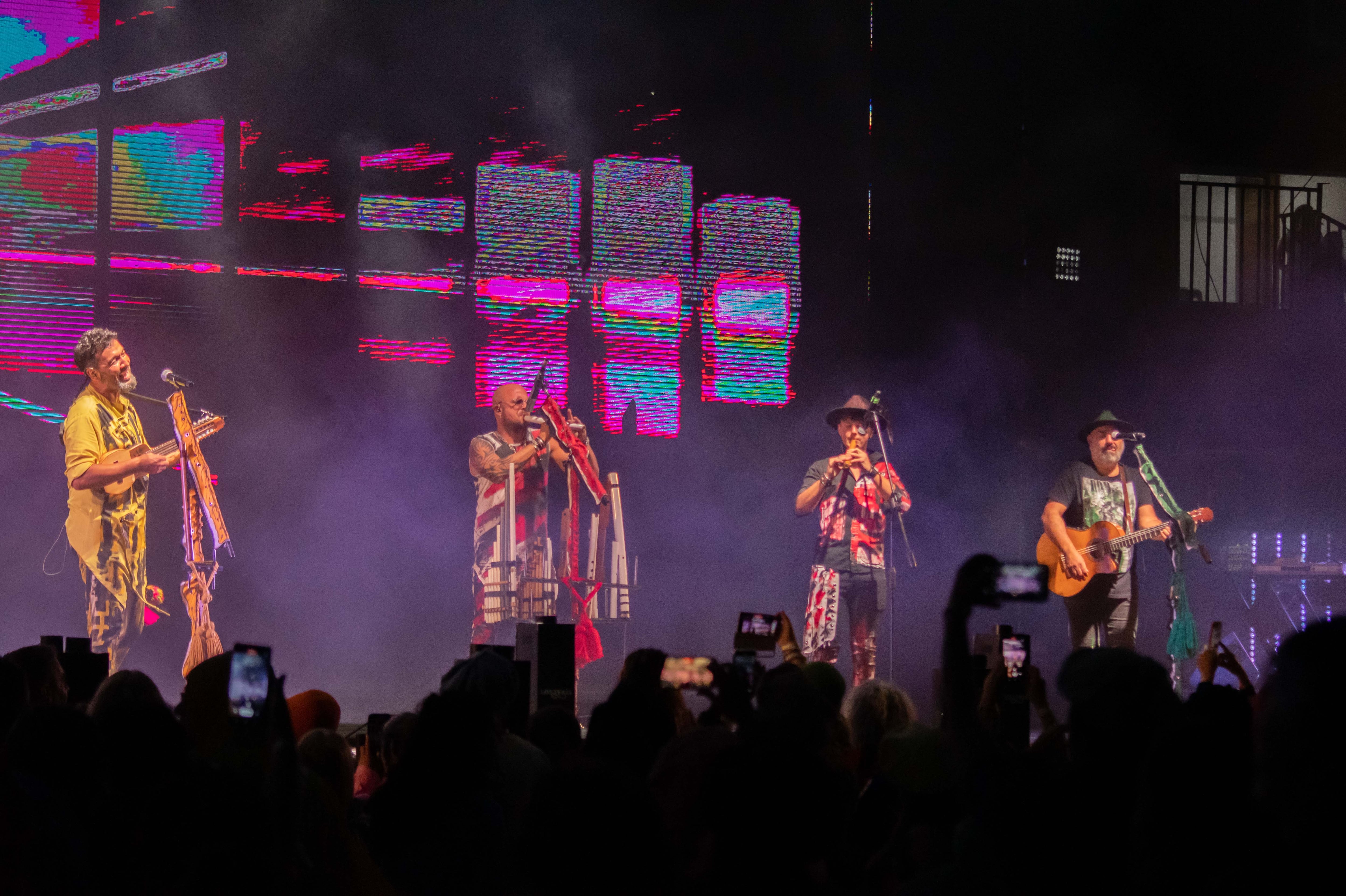 Los Tekis le hicieron frente a la lluvia con su habitual carisma y su larga lista de hits propios y ajenos. (La Voz).