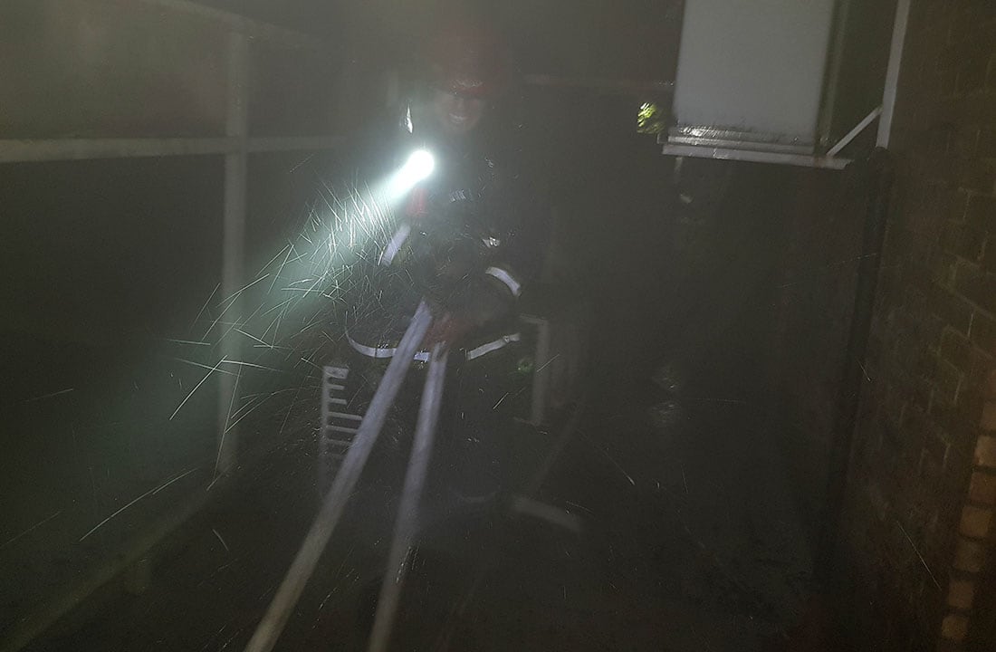 Bomberos trabajan en un incendio registrado en la noche del domingo en un edificio de avenida Colón  en la Ciudad de Mendoza, generó pérdidas totales en un taller-depósito y en una obra en construcción abandonada. Foto: Orlando Pelichotti / Los Andes