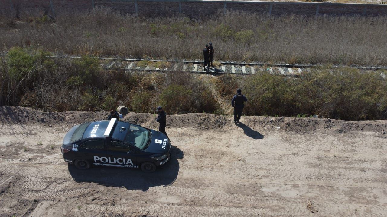 Policías registran la zona donde se produjo el accidente.